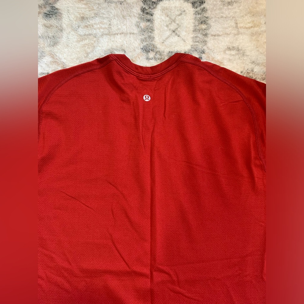 Lululemon workout shirt